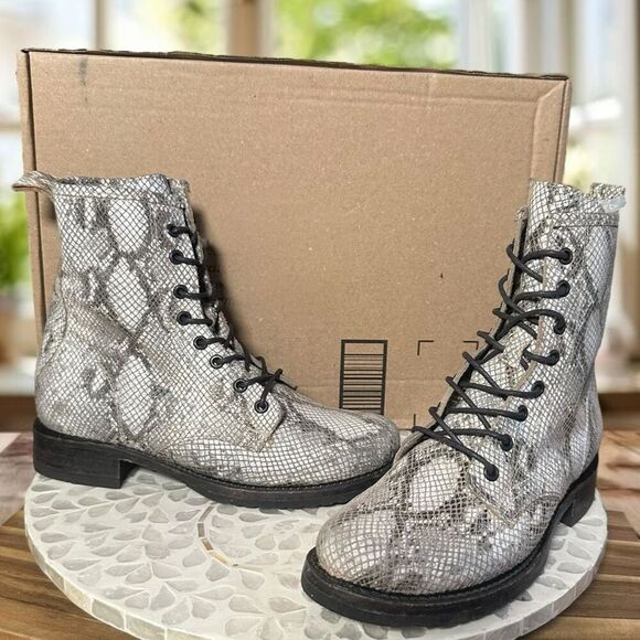 Frye $278 Veronica Textured Leather Embossed Combat Boots Lace-Up Women’s 7.5 NE - Picture 1 of 12
